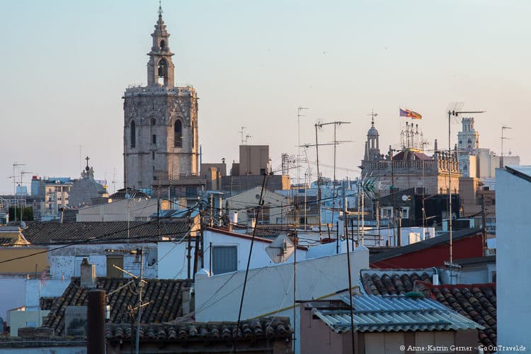 Der Kirchturm der Kathedrale von Valencia vom Torres des Serranos gesehen