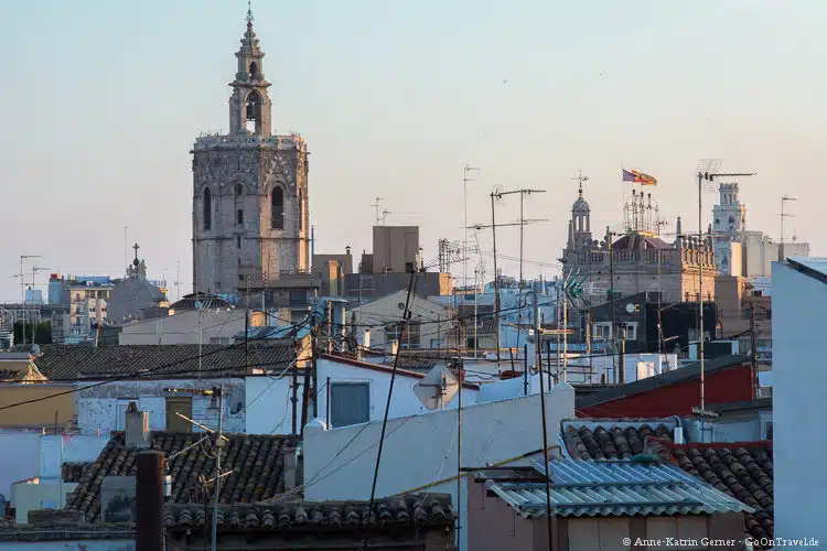 Der Kirchturm der Kathedrale von Valencia vom Torres des Serranos gesehen Der Kirchturm der Kathedrale von Valencia vom Torres des Serranos gesehen