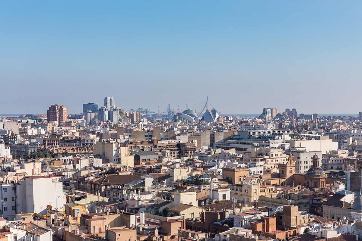 Am Horizont ist das Mittelmeer zu sehen