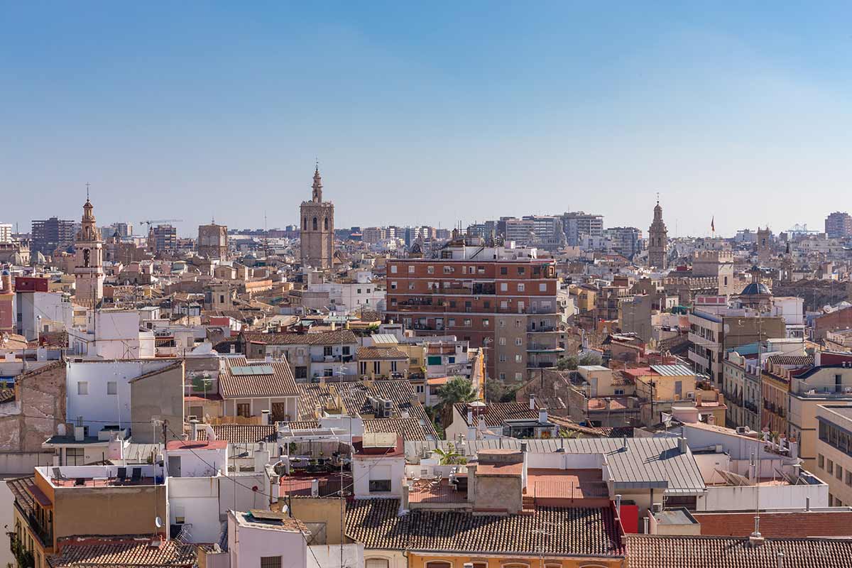 Hier ist auch der Kirchturm der Kathedrale zu erkennen (2. v.l.)