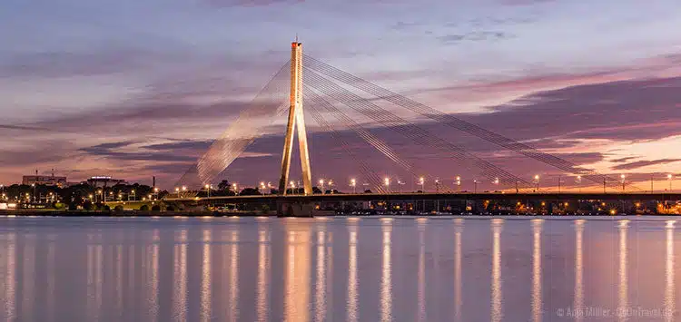 Die Vanšu-Brücke bei Sonnenuntergang