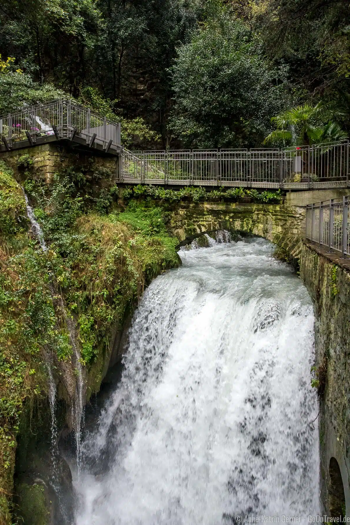 Der Varone Wasserfall mündet im Gardasee Der Varone Wasserfall mündet im Gardasee