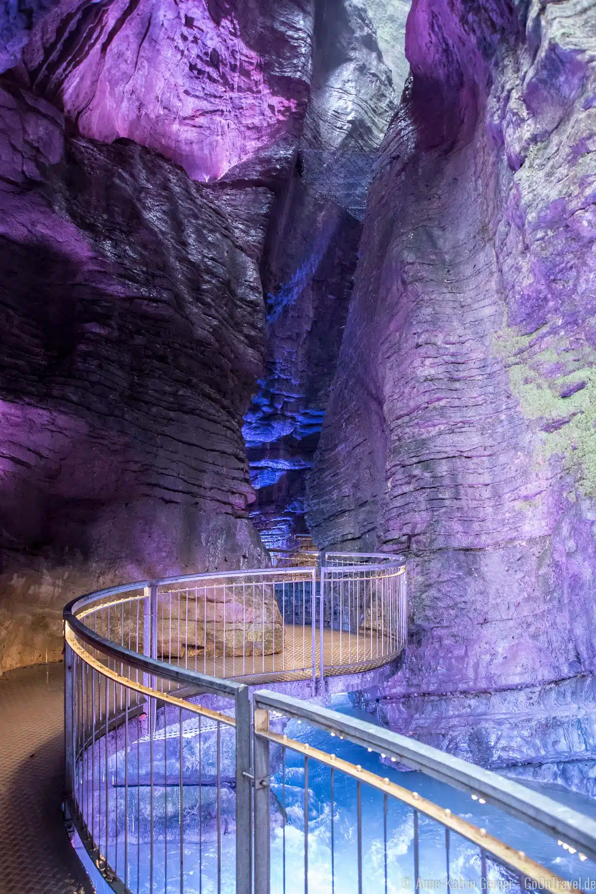 Geschwungener Weg zur unteren Grotte Geschwungener Weg zur unteren Grotte
