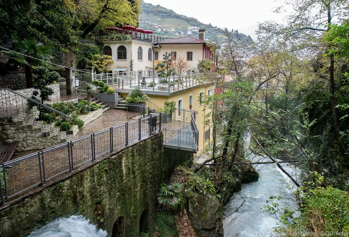 Der Wasserfall wird zu einem rauschenden Fluss Der Wasserfall wird zu einem rauschenden Fluss