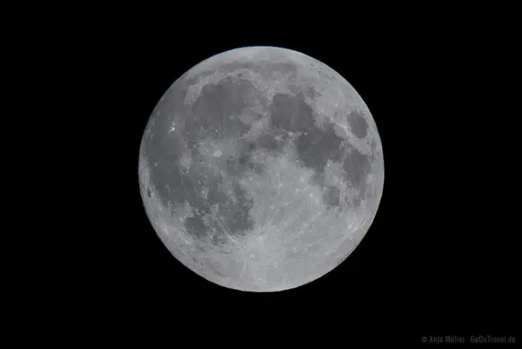 Vollmond fotografieren: 1/640 Sekunden, f/8, ISO 125, 600 mm Vollmond fotografieren: 1/640 Sekunden, f/8, ISO 125, 600 mm