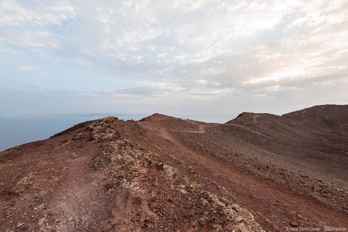 Lanzarote Vulkan-Wanderungen: am Kraterrand mit Blick auf Fuerteventura