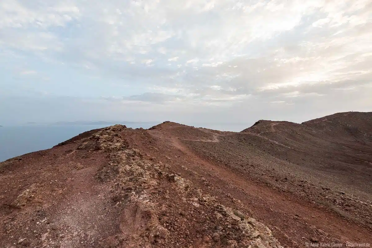 Lanzarote Vulkan-Wanderungen: am Kraterrand mit Blick auf Fuerteventura