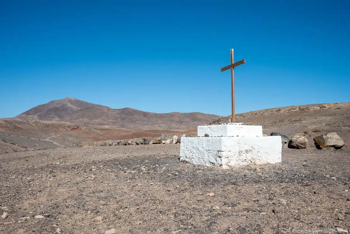 Kreuz der ehemaligen Kathedrale von San Marcial und im Hintergrund das Ajachesgebirge
