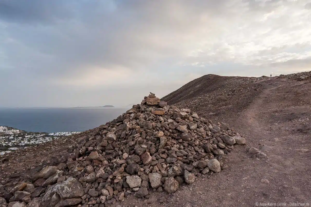Steinpyramiden zeigen den Weg zum Krater Steinpyramiden zeigen den Weg zum Krater