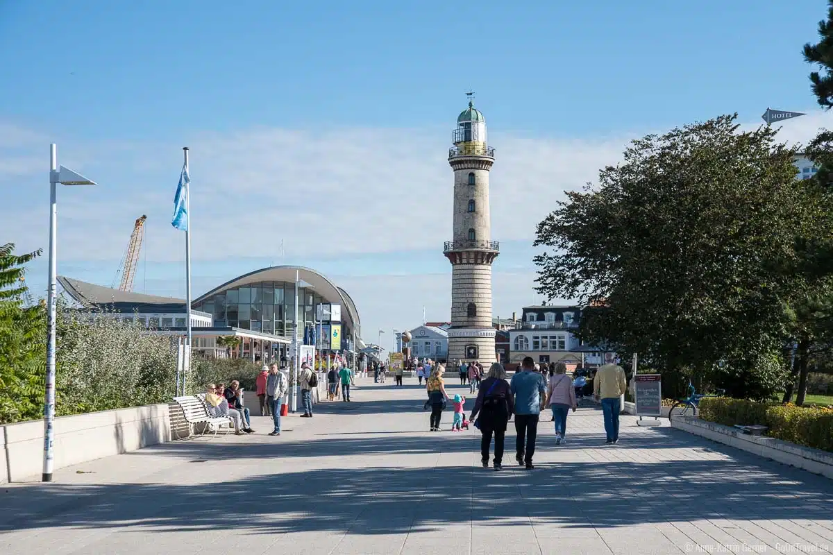 zwischen Leuchtturm und Teepott ist das Modell der Sonne zu sehen zwischen Leuchtturm und Teepott ist das Modell der Sonne zu sehen