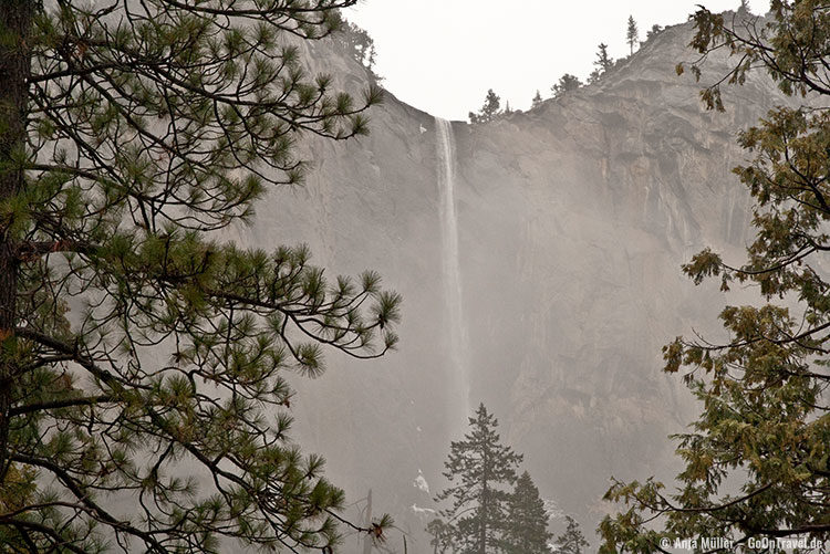 Einer von vielen namenlosen Wasserfällen im Yosemite National Park