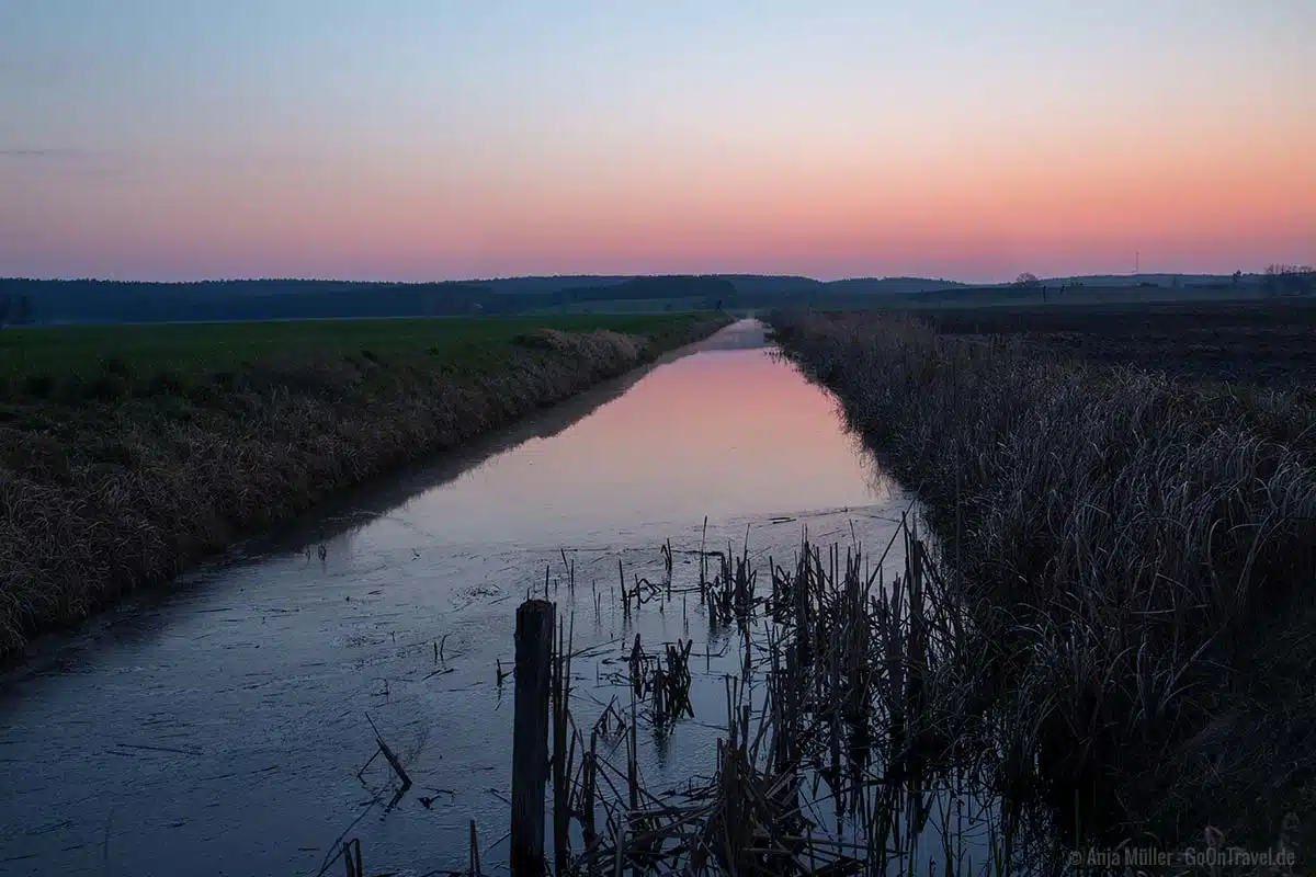 Wassergraben am frühen Morgen Wassergraben am frühen Morgen