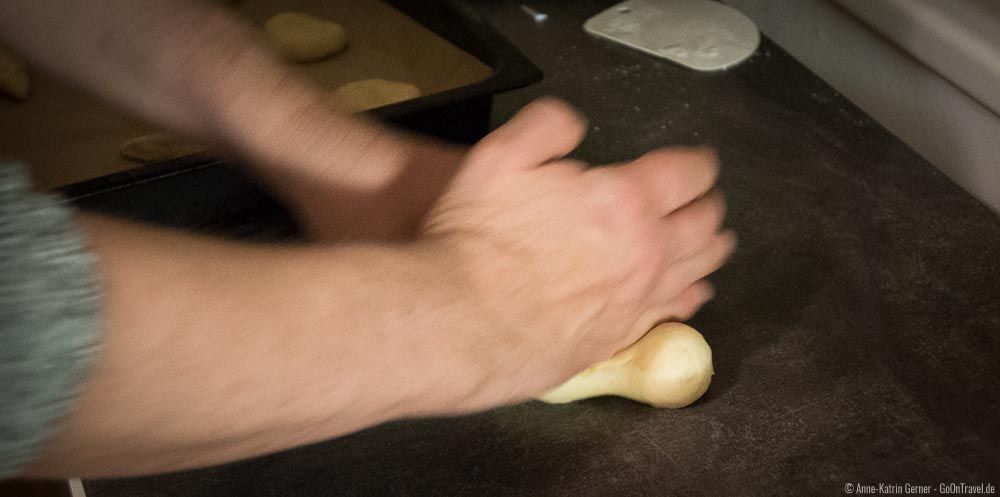 Aus den Kugeln werden die Weckmänner geformt. Aus den Kugeln werden die Weckmänner geformt.