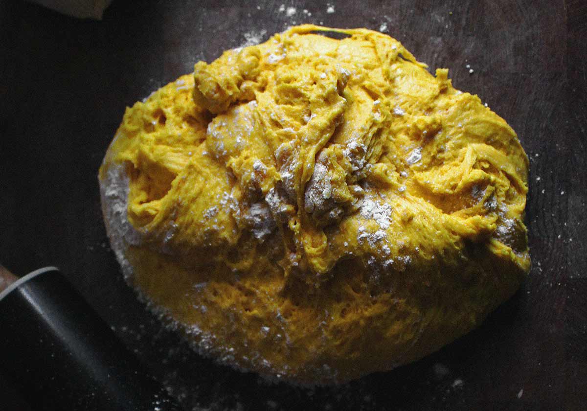 In das Cesnica, Weihnachtsbrot, wird in Bosnien eine Münze mit eingebacken. In das Cesnica, Weihnachtsbrot, wird in Bosnien eine Münze mit eingebacken.