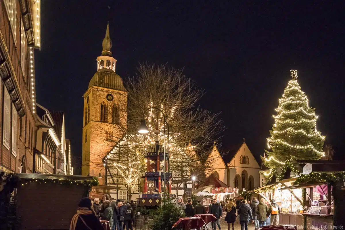 Christkindlmarkt Wiedenbrück im Kreis Gütersloh findet auf dem historischen Marktplatz zwischen Fachwerkhäusern statt