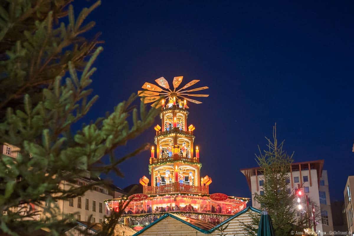 Traditioneller Weihnachtsmarkt mit großer Pyramide in Fulda Traditioneller Weihnachtsmarkt mit großer Pyramide in Fulda