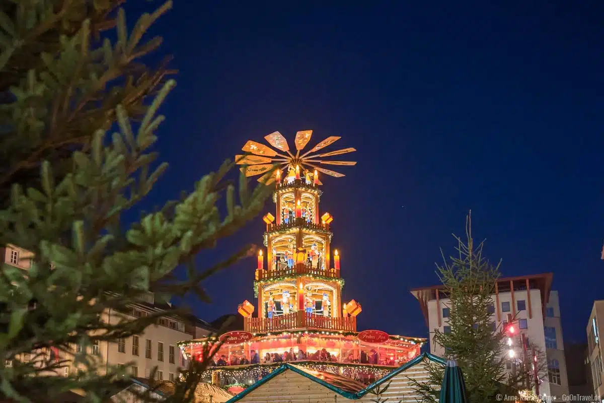 Traditioneller Weihnachtsmarkt mit großer Pyramide in Fulda Traditioneller Weihnachtsmarkt mit großer Pyramide in Fulda