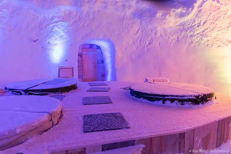 Der Außenbereich mit Hot-Tubs und einer Sauna Der Außenbereich mit Hot-Tubs und einer Sauna