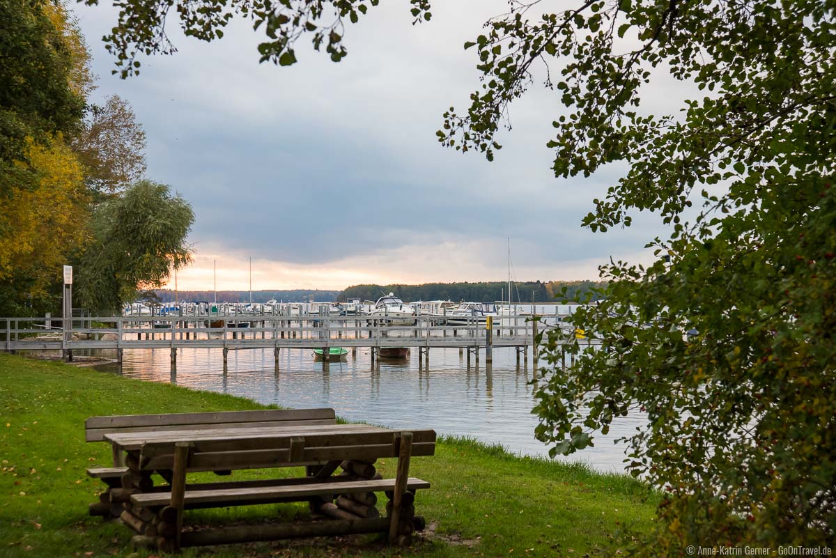 Abendstimmung an der Seepromenade in Altenhof