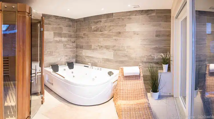 Entspannen in der Sauna und in der Whirlpoolbadewanne Entspannen in der Sauna und in der Whirlpoolbadewanne