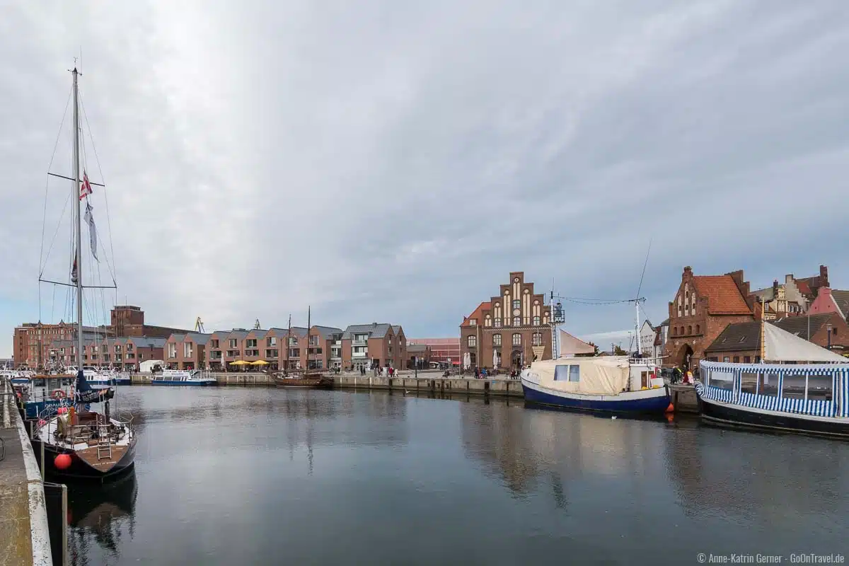 Vom Alten Hafen von Wismar ist der Bahnhof nicht weit entfernt Vom Alten Hafen von Wismar ist der Bahnhof nicht weit entfernt
