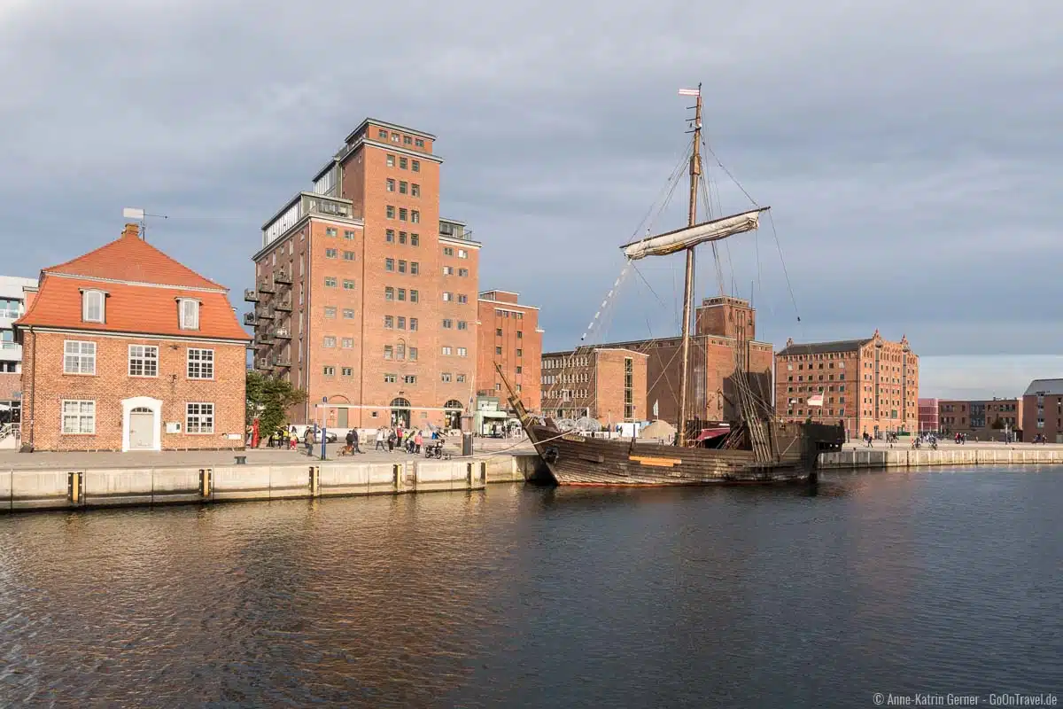 Ohlerich-Speicher und Poeler Kogge im Hafen von Wismar Ohlerich-Speicher und Poeler Kogge im Hafen von Wismar