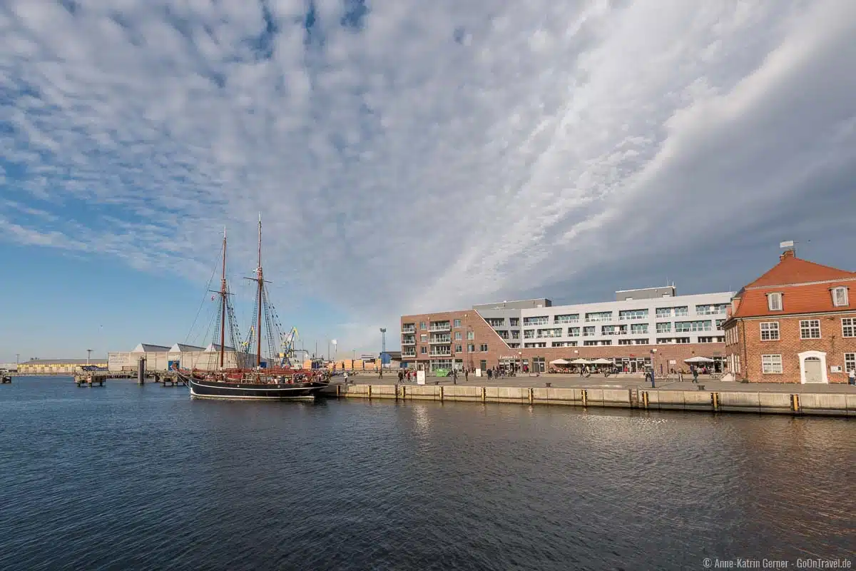 Lotsenschoner "Atalanta" und Baumhaus am alten Hafen von Wismar Lotsenschoner "Atalanta" und Baumhaus am alten Hafen von Wismar