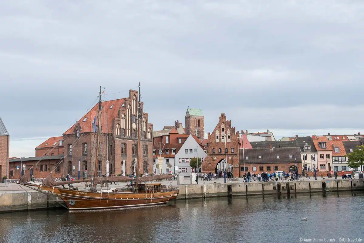 Alter Hafen von Wismar mit Blick auf das alte Zollhaus und das Wassertor Alter Hafen von Wismar mit Blick auf das alte Zollhaus und das Wassertor
