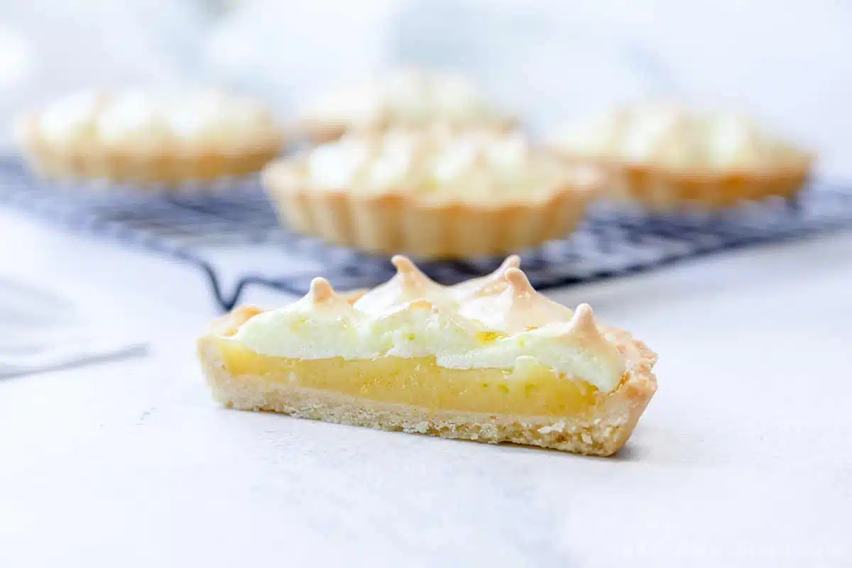 Zitronen Tartelettes bestehen aus Mürbeteig, einer Zitronenfüllung und einer Baiserhaube. Zitronen Tartelettes bestehen aus Mürbeteig, einer Zitronenfüllung und einer Baiserhaube.
