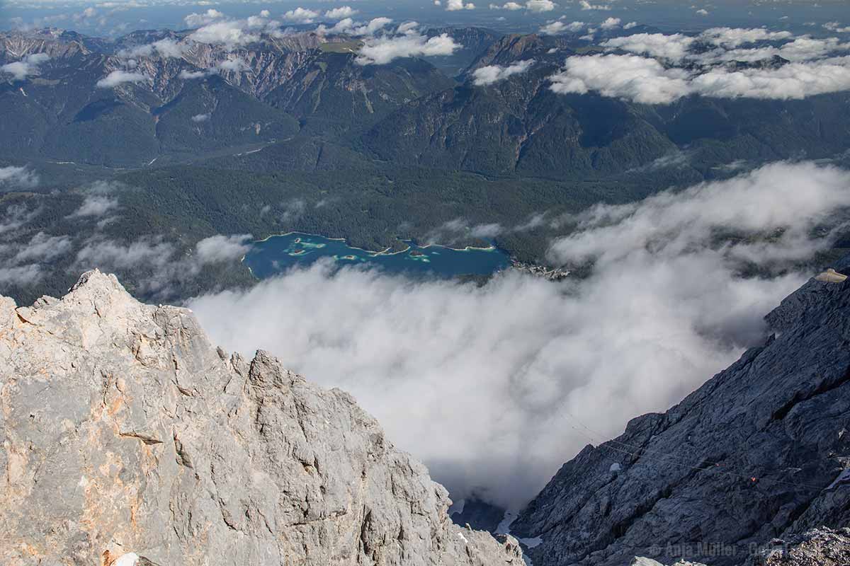Bergwelt mit Eibsee in Deutschland Bergwelt mit Eibsee in Deutschland