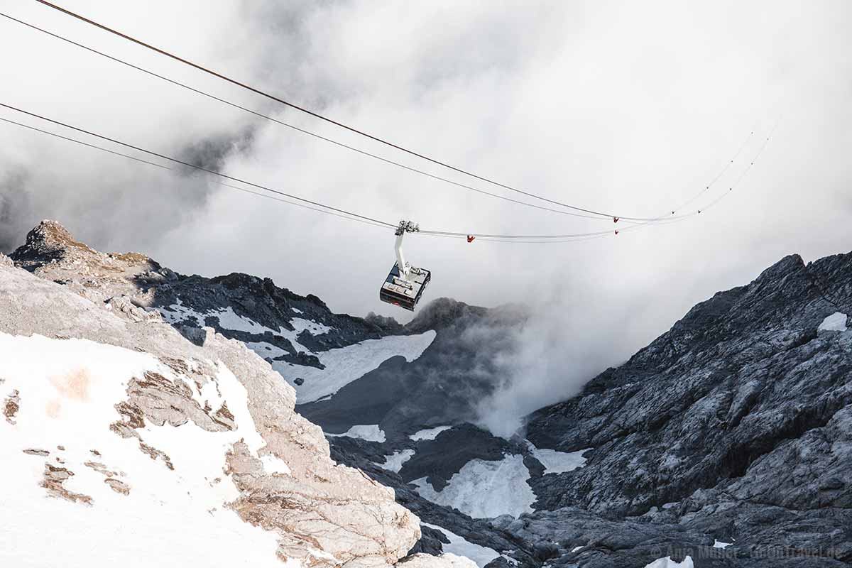 Die Zuspitze Seilbahn von oben betrachtet Die Zuspitze Seilbahn von oben betrachtet
