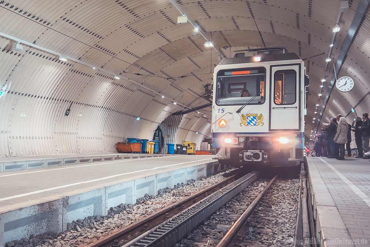 Zahnradbahn bei der Einfahrt am Gletscherbahnhof Zahnradbahn bei der Einfahrt am Gletscherbahnhof