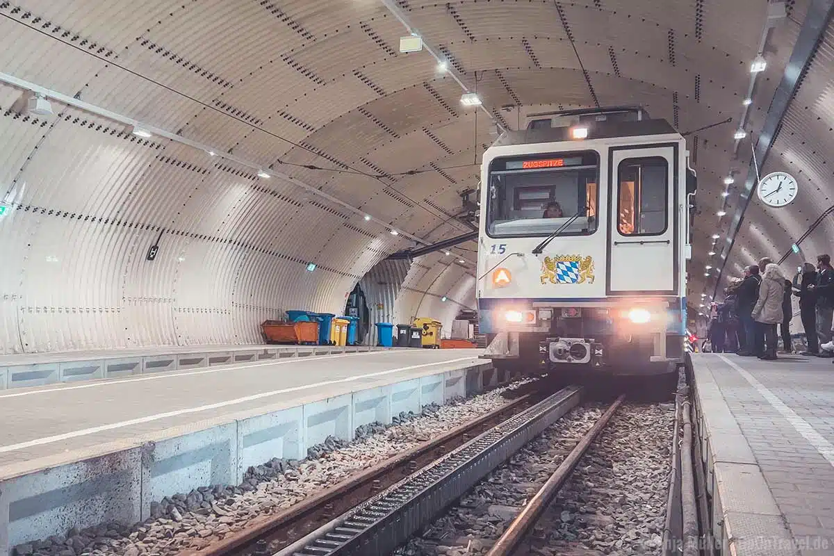Zahnradbahn bei der Einfahrt am Gletscherbahnhof Zahnradbahn bei der Einfahrt am Gletscherbahnhof