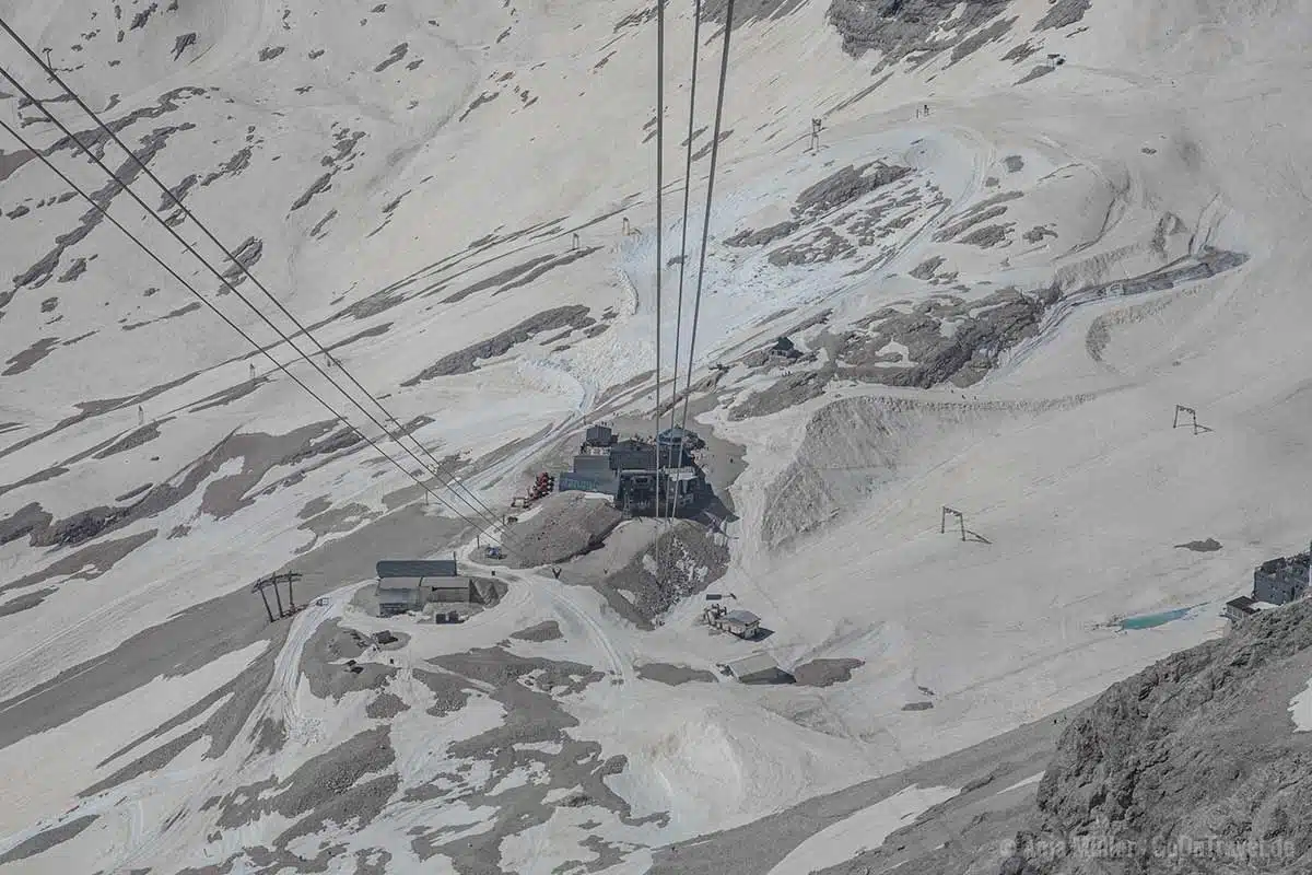 Blick auf das Zugspitzplatt mit Gletscher Blick auf das Zugspitzplatt mit Gletscher