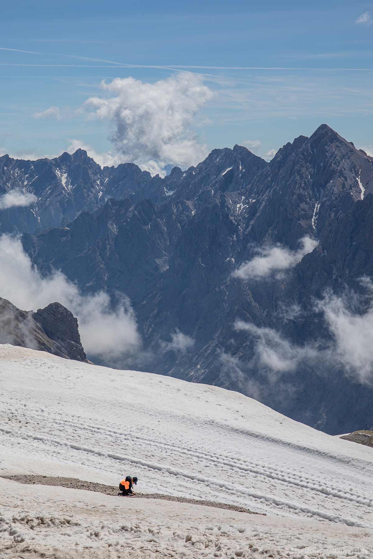 Auch im Sommer liegt auf der Zuspitze Schnee Auch im Sommer liegt auf der Zuspitze Schnee