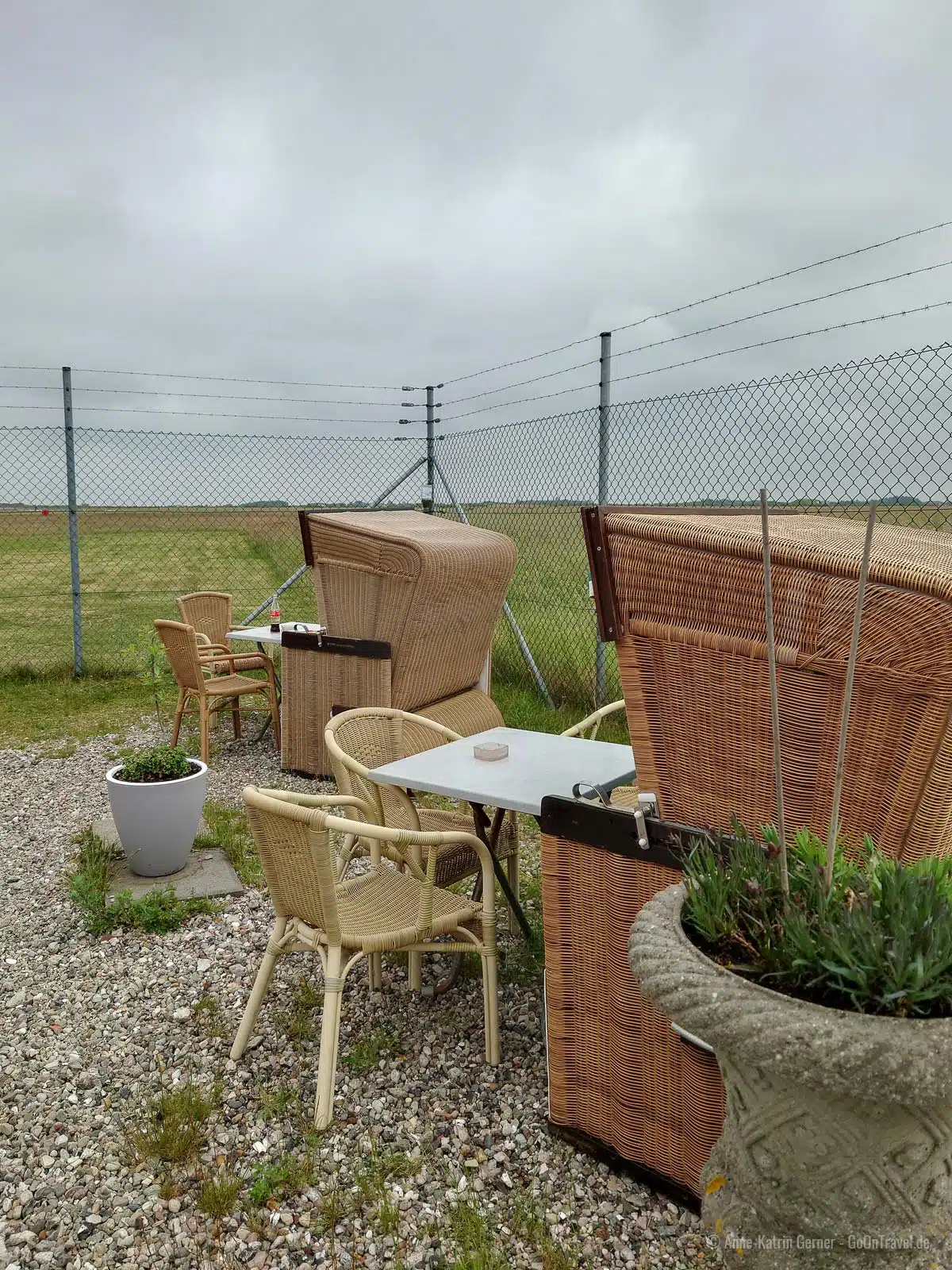Pommes essen im Strandkorb und Flugzeuge gucken bei Matzen's Imbiss ist das möglich Pommes essen im Strandkorb und Flugzeuge gucken bei Matzen's Imbiss ist das möglich