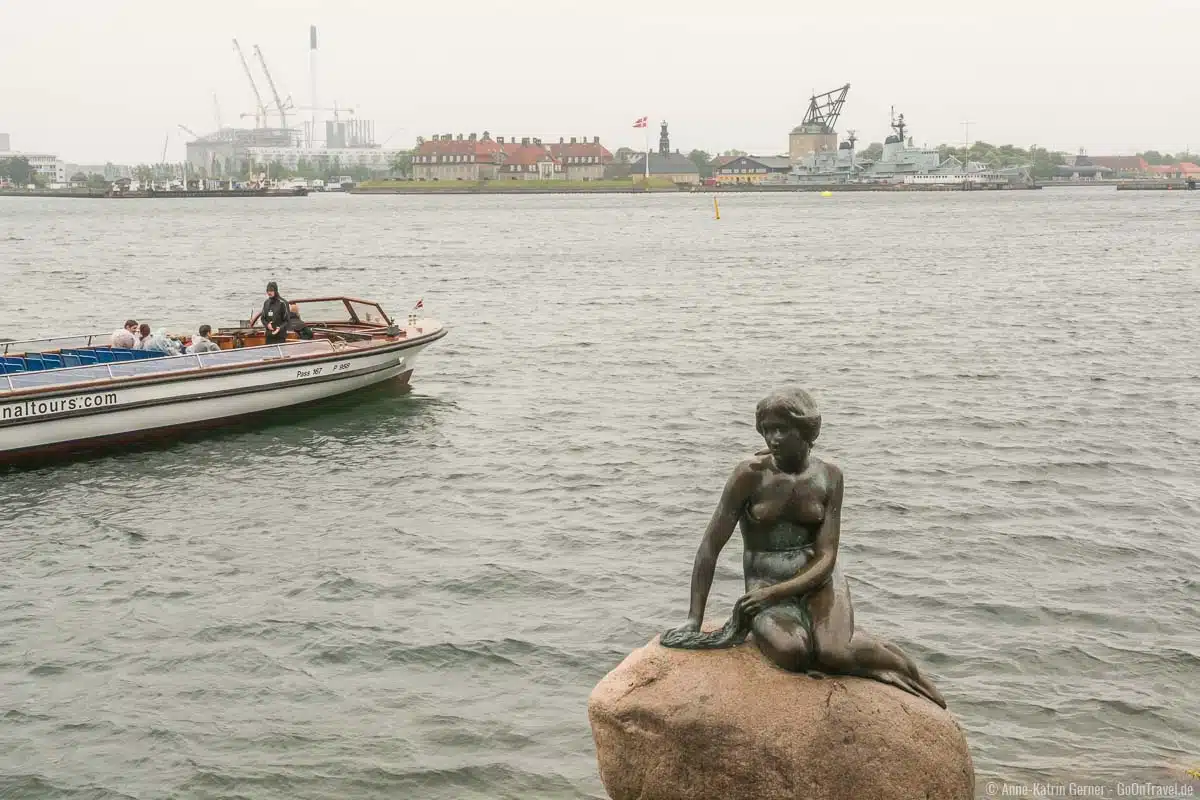 die kleine Meerjungfrau, das Wahrzeichen von Kopenhagen ist gerade bei Regen sehenswert
