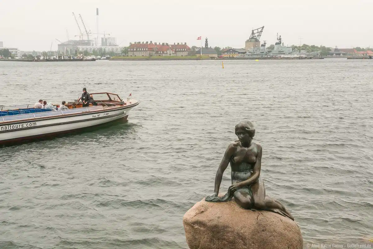 die kleine Meerjungfrau, das Wahrzeichen von Kopenhagen ist gerade bei Regen sehenswert die kleine Meerjungfrau, das Wahrzeichen von Kopenhagen ist gerade bei Regen sehenswert