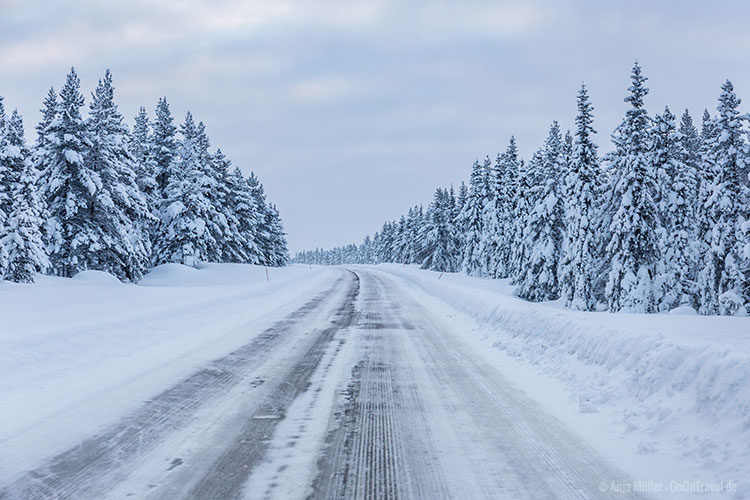 Eine Straße in Schwedisch Lappland. Eine Straße in Schwedisch Lappland.