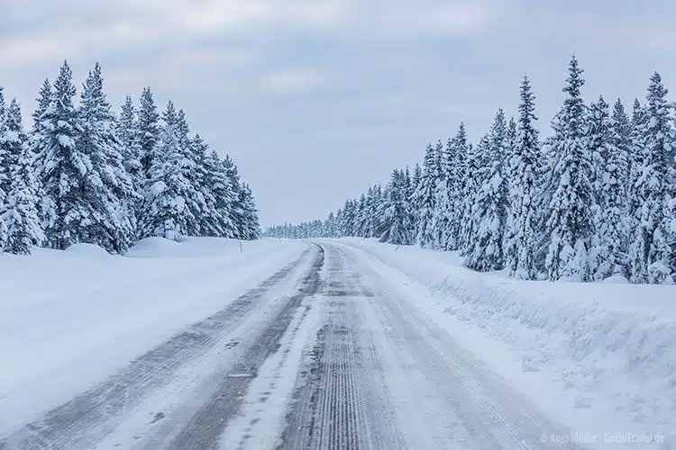 Eine Straße in Schwedisch Lappland. Eine Straße in Schwedisch Lappland.