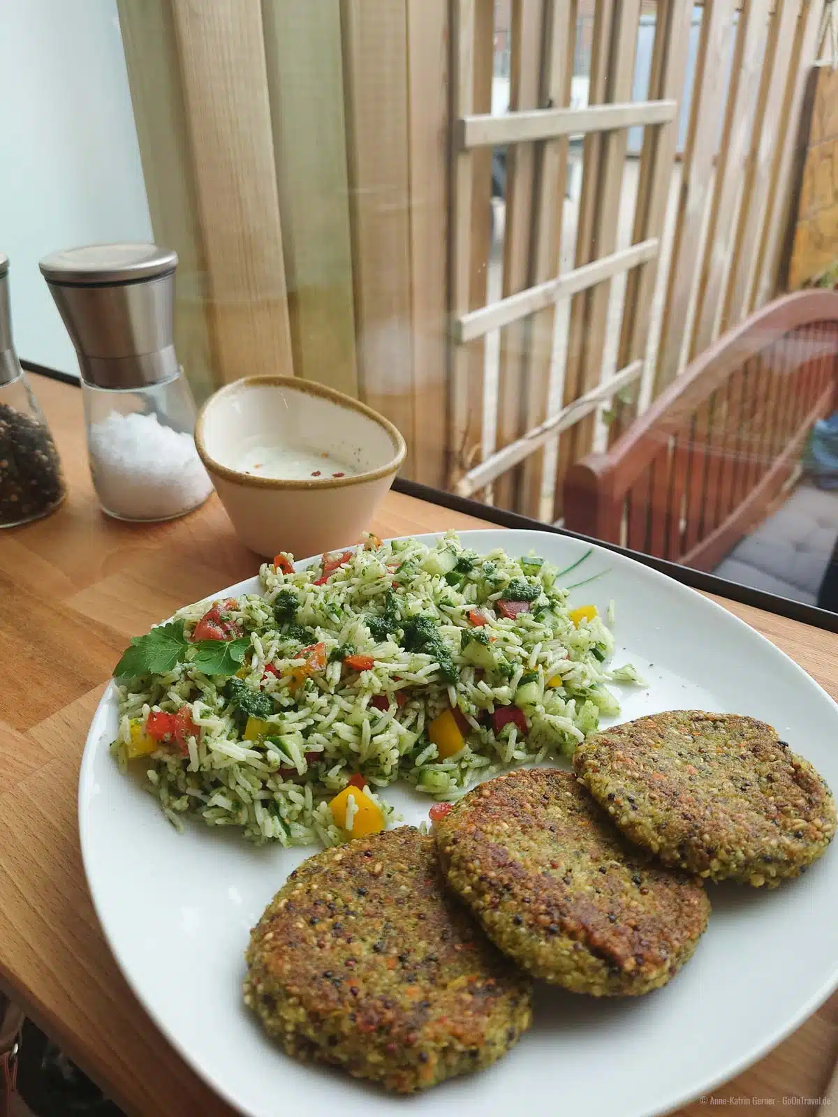 Mein Tagesgericht am Mittwoch: Quinoataler mit Kräuterdip und Reissalat Mein Tagesgericht am Mittwoch: Quinoataler mit Kräuterdip und Reissalat