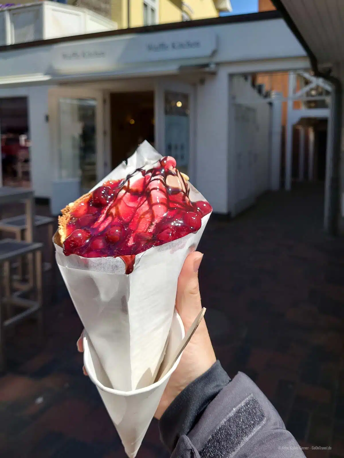 Meine Eigenkreation aus Balloon-Waffel, gemischten Softeis, heißen Kirschen und dunkler Schokoladensauce. Köstlich! Meine Eigenkreation aus Balloon-Waffel, gemischten Softeis, heißen Kirschen und dunkler Schokoladensauce. Köstlich!